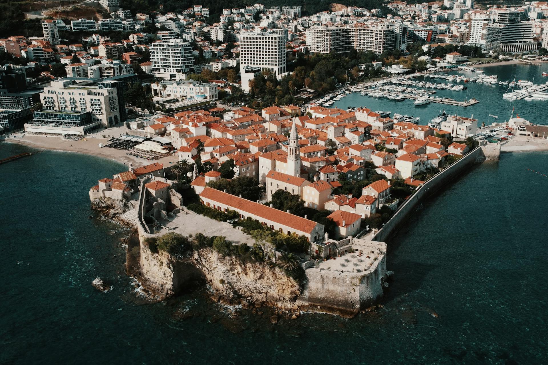 Budvas Altstadt zu Fuss: Schichten aus Stein und Meer