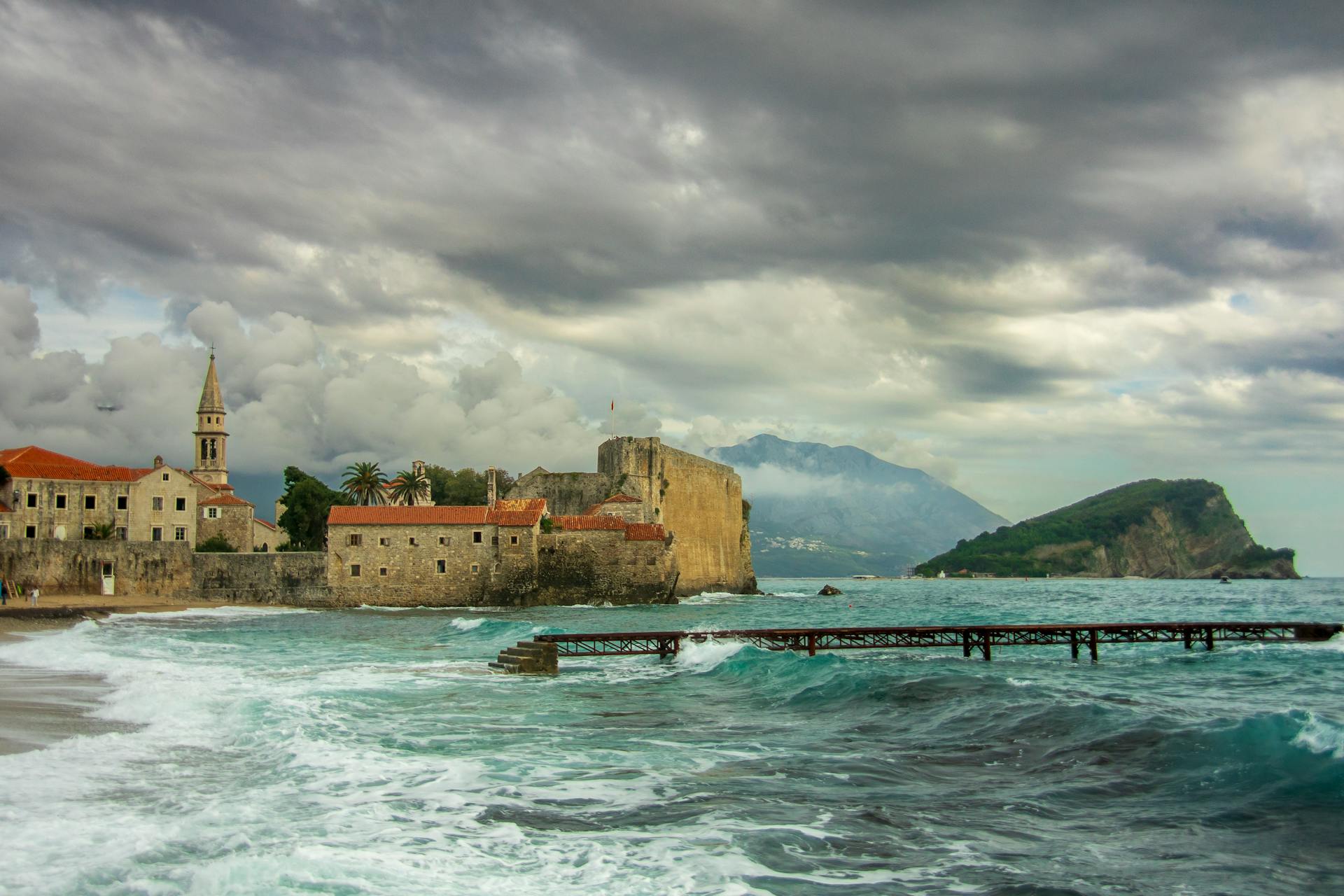 Regentag in Budva: Was tun, wenn die Sonne sich versteckt