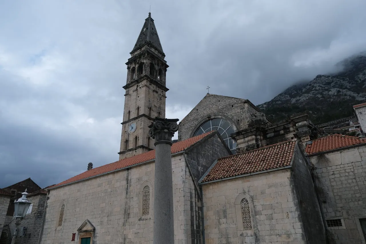 Prizor preuzimanja iznajmljenog vozila u Perast
