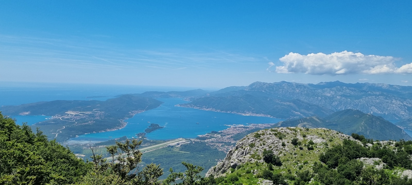 Pogled iz vazduha na Tivatski zaliv sa aerodromskom pistom uz obalu
